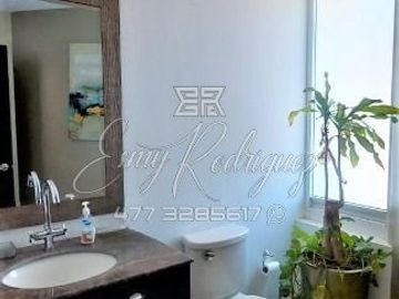 CASA EN EXCELENTE PRECIO, LOMAS DE GRAN JARDÍN, 3 REC. CON BAÑO, 2 AUTOS, EQUIPO.