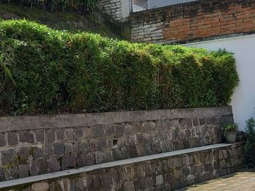 Casa Rentera o Terreno con Potencial en Venta en La Paz Iñaquito