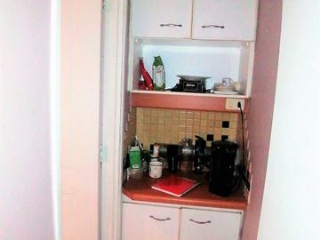 VENDE OFICINA, COMPAÑÍA CON AMUNATEGUI, SANTIAGO, 34 M2, 1 PRIVADO, PLANTA LIBRE, BAÑO, KITCHENETTE, CON OPCION DE ESTACIONAMIENTO