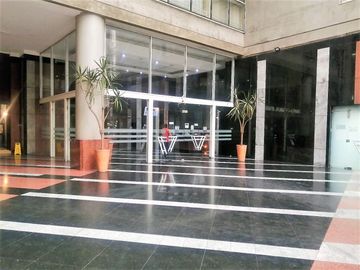 VENDE OFICINA, COMPAÑÍA CON AMUNATEGUI, SANTIAGO, 34 M2, 1 PRIVADO, PLANTA LIBRE, BAÑO, KITCHENETTE, CON OPCION DE ESTACIONAMIENTO