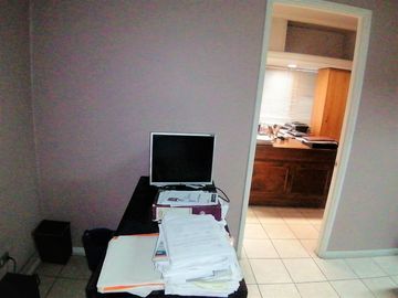 VENDE OFICINA, COMPAÑÍA CON AMUNATEGUI, SANTIAGO, 34 M2, 1 PRIVADO, PLANTA LIBRE, BAÑO, KITCHENETTE, CON OPCION DE ESTACIONAMIENTO