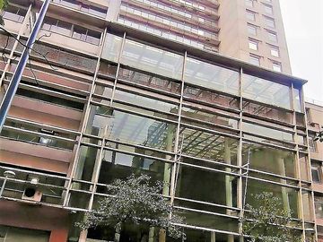 VENDE OFICINA, COMPAÑÍA CON AMUNATEGUI, SANTIAGO, 34 M2, 1 PRIVADO, PLANTA LIBRE, BAÑO, KITCHENETTE, CON OPCION DE ESTACIONAMIENTO