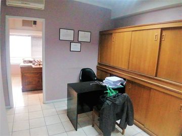 VENDE OFICINA, COMPAÑÍA CON AMUNATEGUI, SANTIAGO, 34 M2, 1 PRIVADO, PLANTA LIBRE, BAÑO, KITCHENETTE, CON OPCION DE ESTACIONAMIENTO