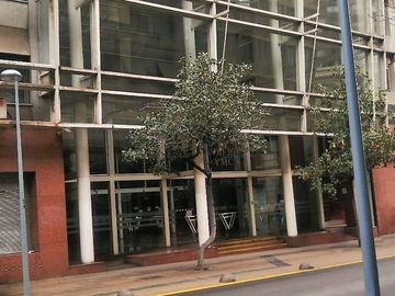 VENDE OFICINA, COMPAÑÍA CON AMUNATEGUI, SANTIAGO, 34 M2, 1 PRIVADO, PLANTA LIBRE, BAÑO, KITCHENETTE, CON OPCION DE ESTACIONAMIENTO