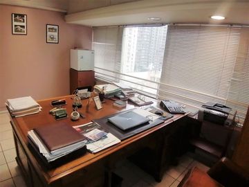 VENDE OFICINA, COMPAÑÍA CON AMUNATEGUI, SANTIAGO, 34 M2, 1 PRIVADO, PLANTA LIBRE, BAÑO, KITCHENETTE, CON OPCION DE ESTACIONAMIENTO
