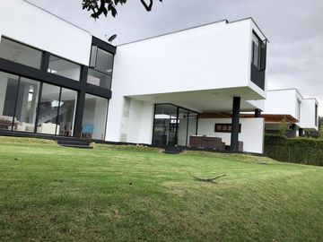 ESTUPENDA CASA MINIMALISTA EN NAYON DE VENTA
