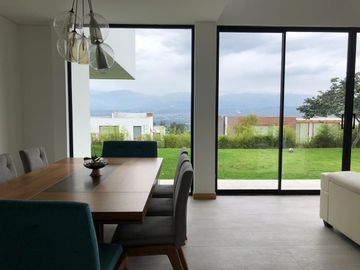 ESTUPENDA CASA MINIMALISTA EN NAYON DE VENTA