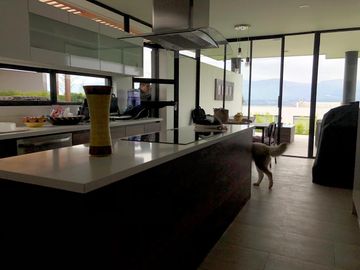 ESTUPENDA CASA MINIMALISTA EN NAYON DE VENTA