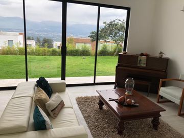 ESTUPENDA CASA MINIMALISTA EN NAYON DE VENTA