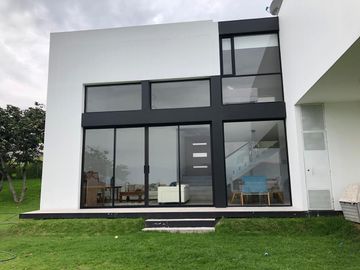 ESTUPENDA CASA MINIMALISTA EN NAYON DE VENTA