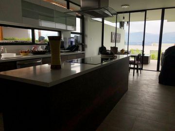 ESTUPENDA CASA MINIMALISTA EN NAYON DE VENTA
