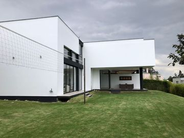 ESTUPENDA CASA MINIMALISTA EN NAYON DE VENTA
