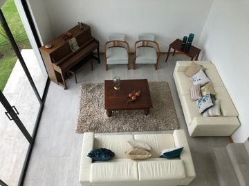 ESTUPENDA CASA MINIMALISTA EN NAYON DE VENTA
