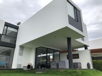 ESTUPENDA CASA MINIMALISTA EN NAYON DE VENTA