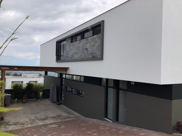 ESTUPENDA CASA MINIMALISTA EN NAYON DE VENTA