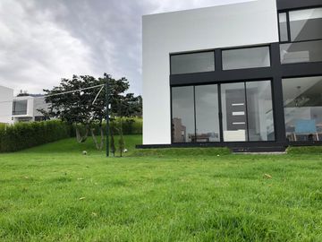 ESTUPENDA CASA MINIMALISTA EN NAYON DE VENTA