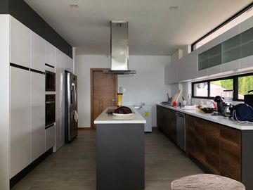ESTUPENDA CASA MINIMALISTA EN NAYON DE VENTA