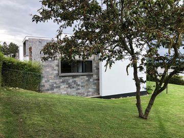 ESTUPENDA CASA MINIMALISTA EN NAYON DE VENTA