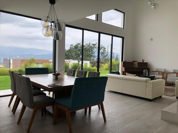 ESTUPENDA CASA MINIMALISTA EN NAYON DE VENTA