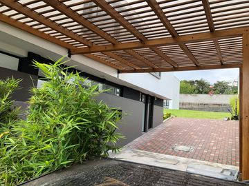 ESTUPENDA CASA MINIMALISTA EN NAYON DE VENTA