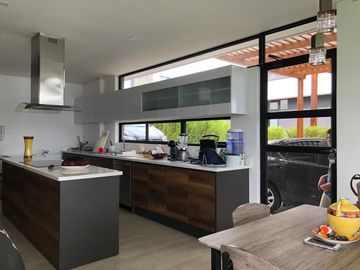 ESTUPENDA CASA MINIMALISTA EN NAYON DE VENTA