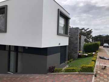 ESTUPENDA CASA MINIMALISTA EN NAYON DE VENTA