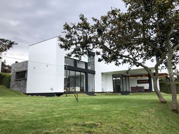 ESTUPENDA CASA MINIMALISTA EN NAYON DE VENTA