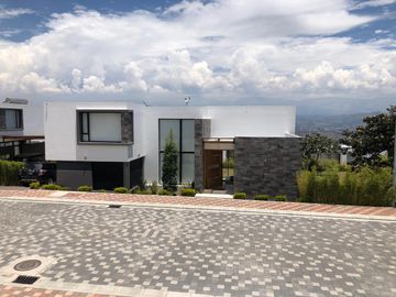 ESTUPENDA CASA MINIMALISTA EN NAYON DE VENTA