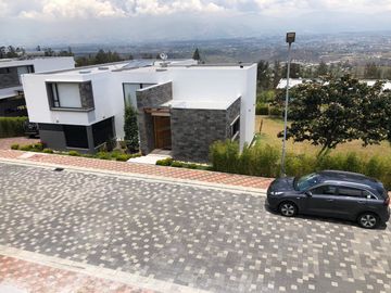 ESTUPENDA CASA MINIMALISTA EN NAYON DE VENTA