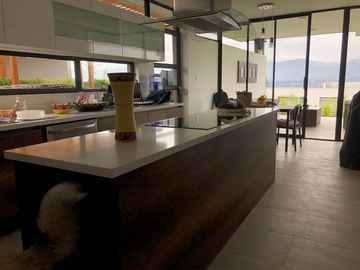 ESTUPENDA CASA MINIMALISTA EN NAYON DE VENTA