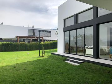 ESTUPENDA CASA MINIMALISTA EN NAYON DE VENTA