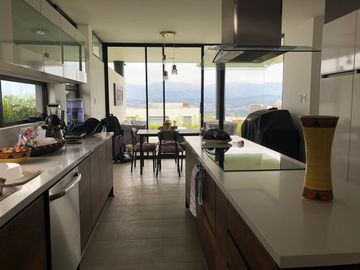 ESTUPENDA CASA MINIMALISTA EN NAYON DE VENTA