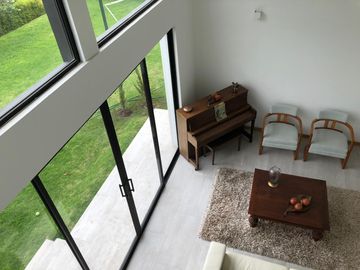 ESTUPENDA CASA MINIMALISTA EN NAYON DE VENTA