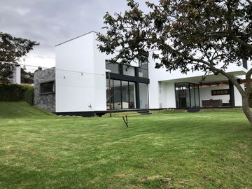 ESTUPENDA CASA MINIMALISTA EN NAYON DE VENTA