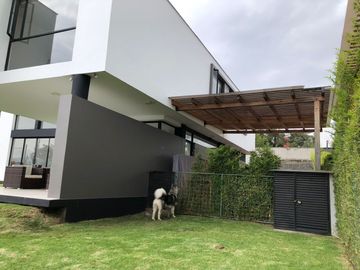 ESTUPENDA CASA MINIMALISTA EN NAYON DE VENTA