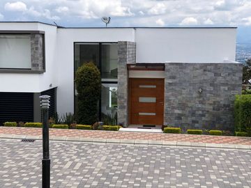 ESTUPENDA CASA MINIMALISTA EN NAYON DE VENTA