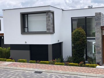 ESTUPENDA CASA MINIMALISTA EN NAYON DE VENTA