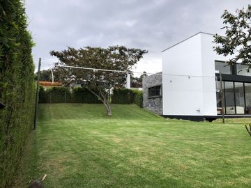 ESTUPENDA CASA MINIMALISTA EN NAYON DE VENTA
