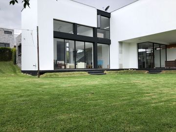 ESTUPENDA CASA MINIMALISTA EN NAYON DE VENTA