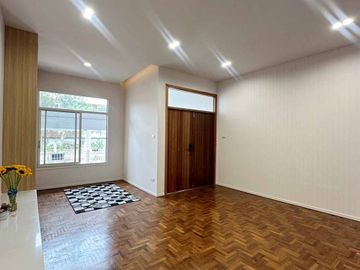 Townhome for sale, newly renovated, beautiful, good location, close to Chiang Mai University only 5 minutes, Nimman, Ton Phayom Market, airport only 1