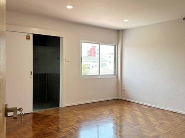 Townhome for sale, newly renovated, beautiful, good location, close to Chiang Mai University only 5 minutes, Nimman, Ton Phayom Market, airport only 1