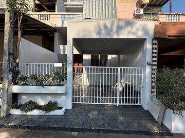 Townhome for sale, newly renovated, beautiful, good location, close to Chiang Mai University only 5 minutes, Nimman, Ton Phayom Market, airport only 1