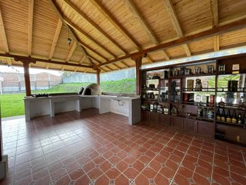 Casa con amplio terreno en venta en Loja