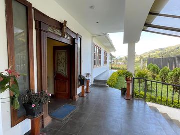 Casa con amplio terreno en venta en Loja