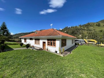 Casa con amplio terreno en venta en Loja