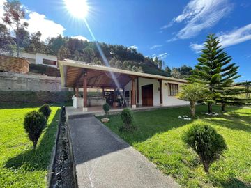 Casa con amplio terreno en venta en Loja