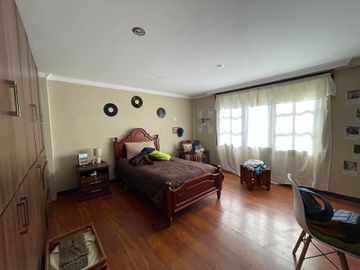 Casa con amplio terreno en venta en Loja