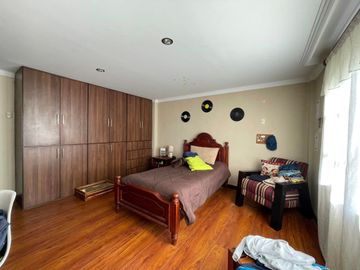 Casa con amplio terreno en venta en Loja