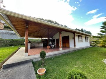 Casa con amplio terreno en venta en Loja