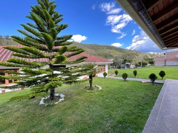 Casa con amplio terreno en venta en Loja